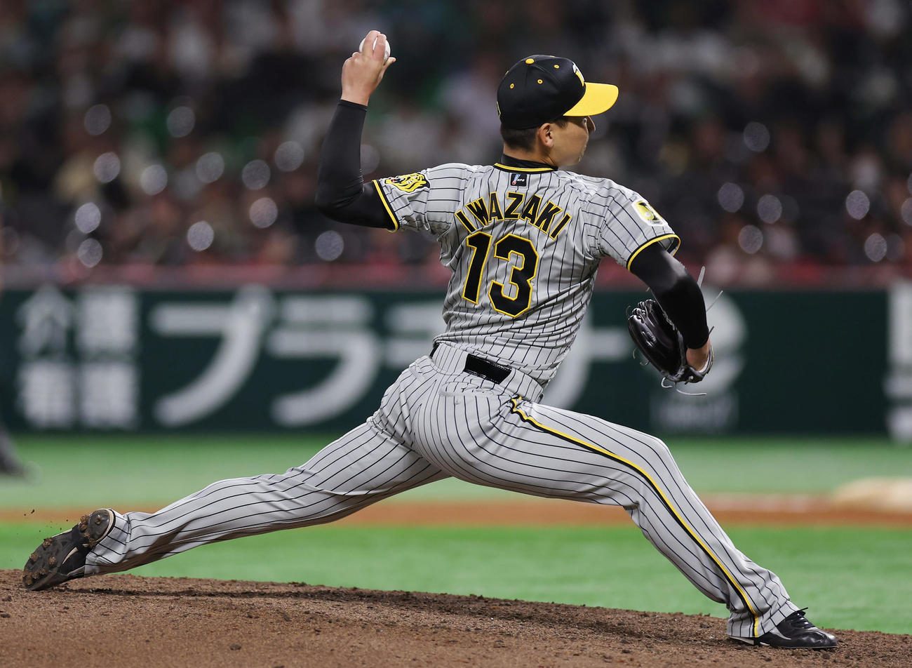 ソフトバンク対阪神　力投する阪神5番手の岩崎（撮影・前田充）