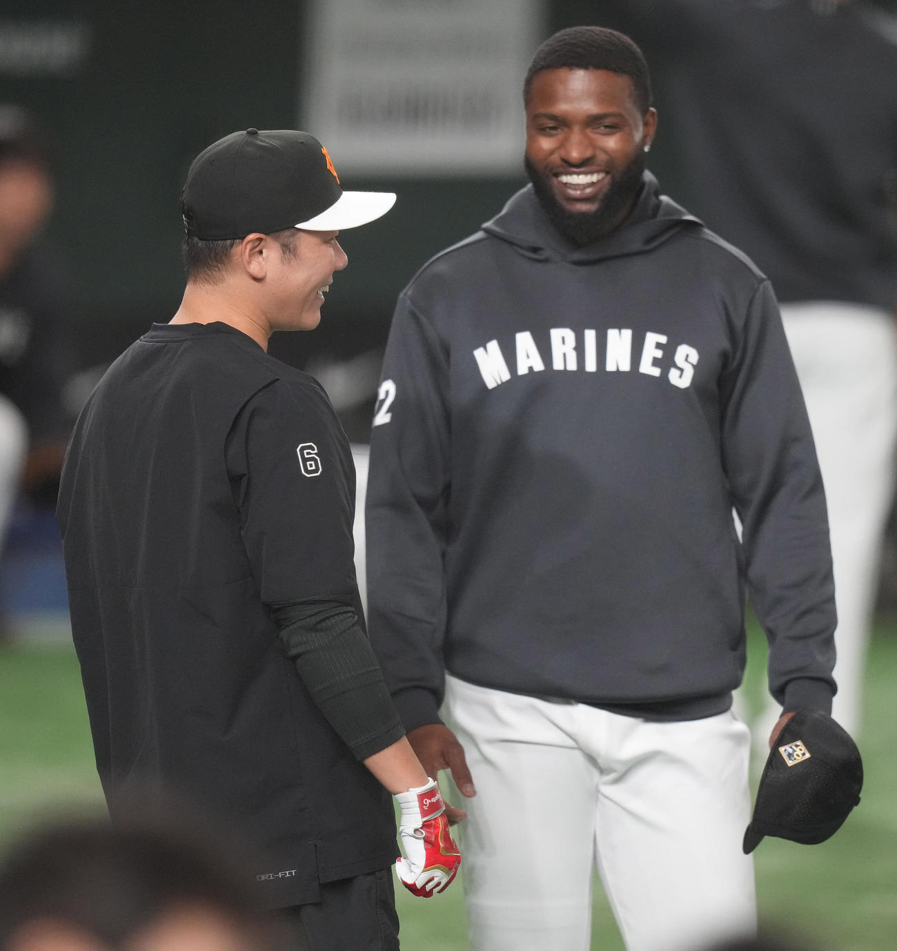 巨人対ロッテ　試合前練習でロッテ・ポランコ（右）と談笑する巨人坂本（撮影・鈴木みどり）