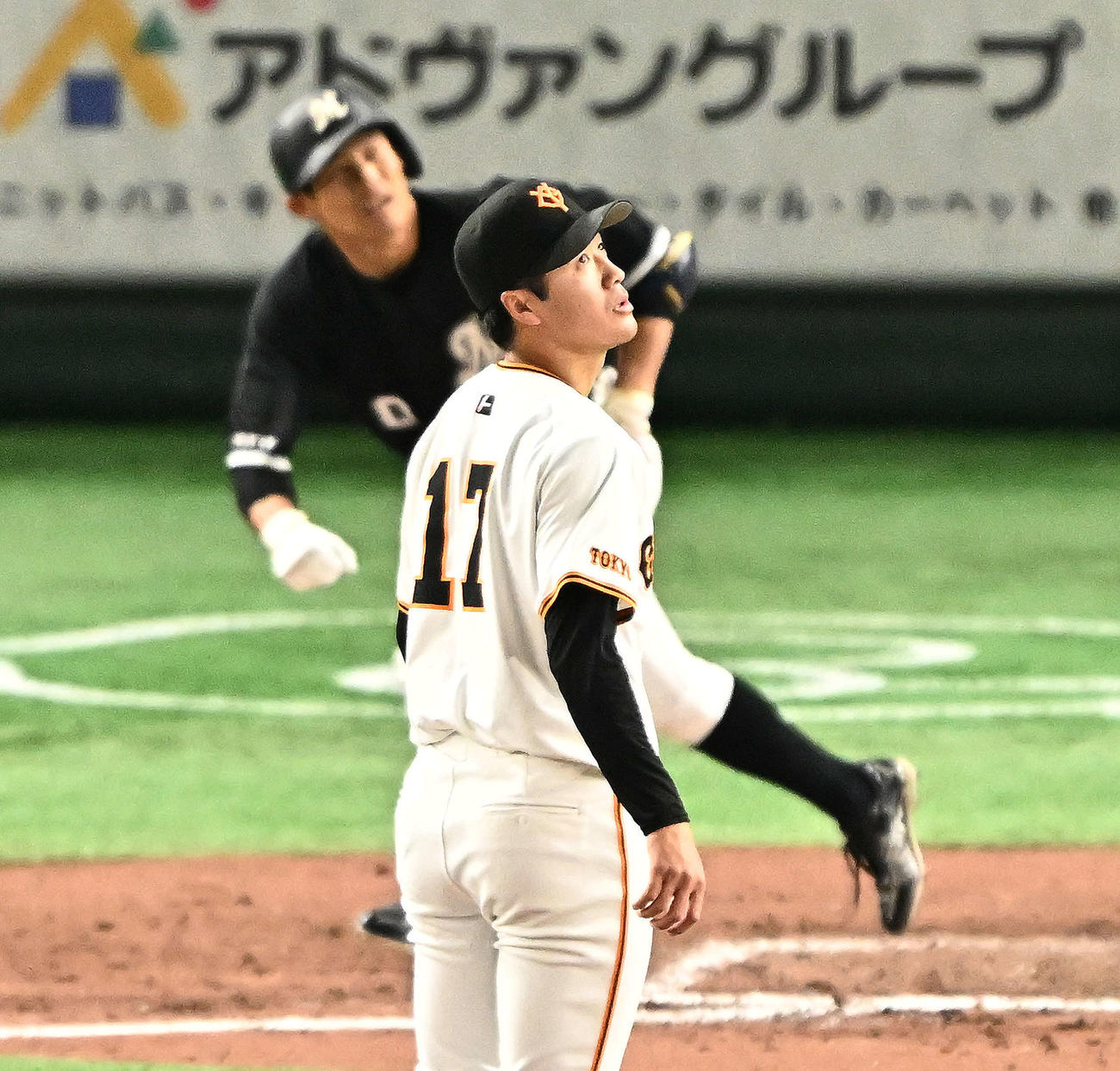 巨人対ロッテ　9回表ロッテ無死、荻野（後方）に左越えソロ本塁打を許す西舘（撮影・滝沢徹郎）