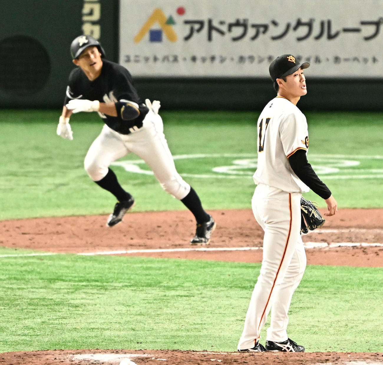巨人対ロッテ　9回表ロッテ無死、荻野（後方）に左越えソロ本塁打を許す西舘（撮影・滝沢徹郎）