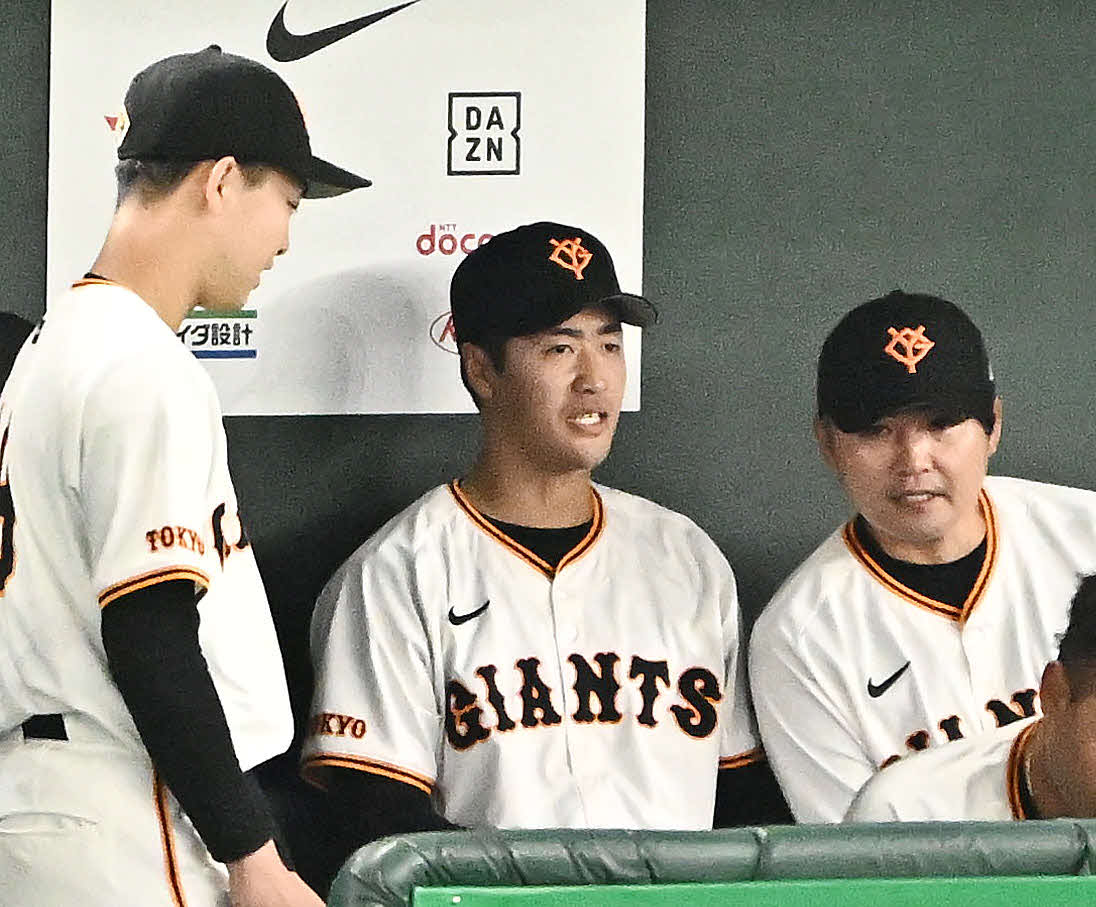 巨人対ロッテ　9回表から巨人4番手で登板した西舘はベンチへ戻り杉内コーチ（右）と話す。左は山崎伊（撮影・滝沢徹郎）