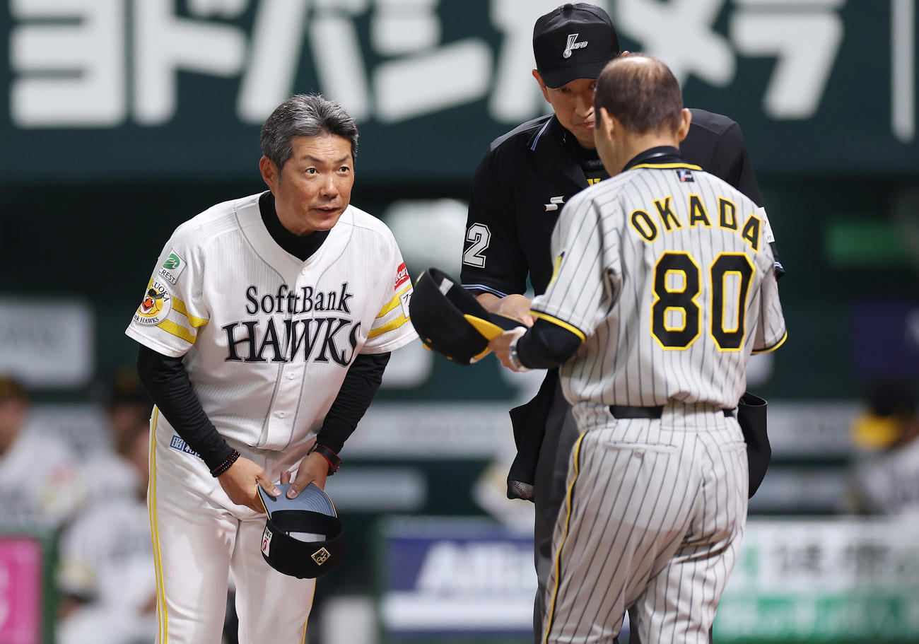 ソフトバンク対阪神　試合前、阪神岡田監督（右）とメンバー表交換を行うソフトバンク小久保監督（撮影・前田充）