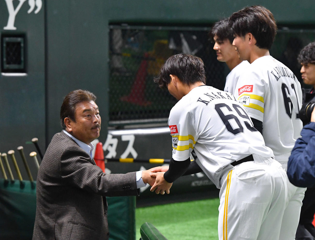 支配下登録されたソフトバンク仲田（右）を祝福する藤本特別アドバイザー（撮影・岩下翔太）