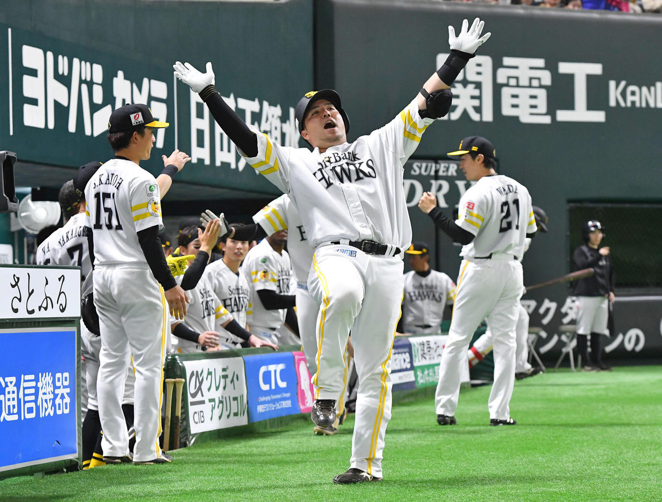 ソフトバンク対阪神　3回裏ソフトバンク2死一塁、左越え2点本塁打を放ち、どすこいポーズを決める山川（撮影・岩下翔太）