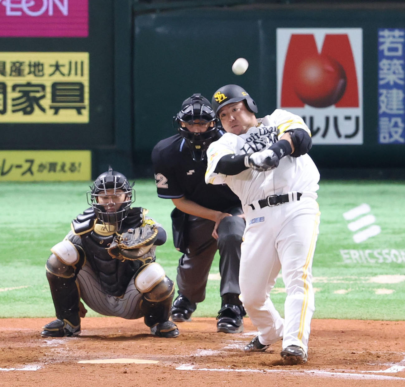 ソフトバンク対阪神　4回裏ソフトバンク2死一塁、山川は左越えに2点本塁打を放つ（撮影・梅根麻紀）