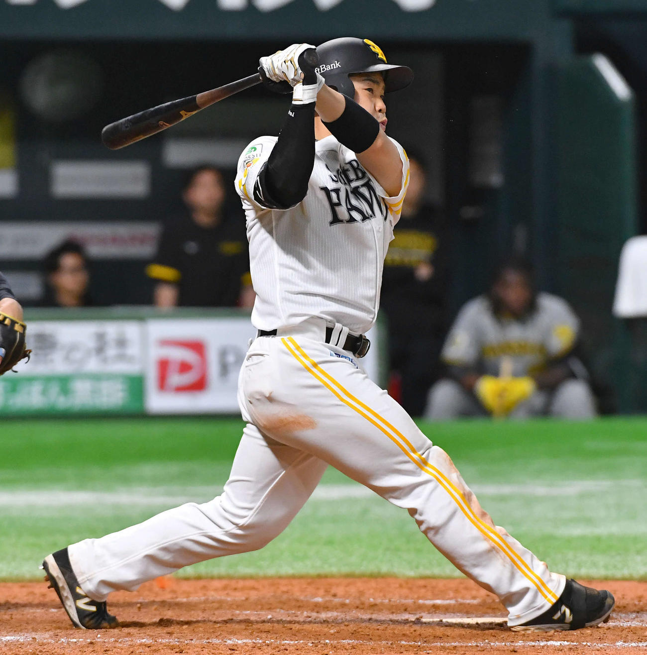 ソフトバンク対阪神　5回裏ソフトバンク1死一塁、近藤は適時右二塁打を放つ（撮影・岩下翔太）