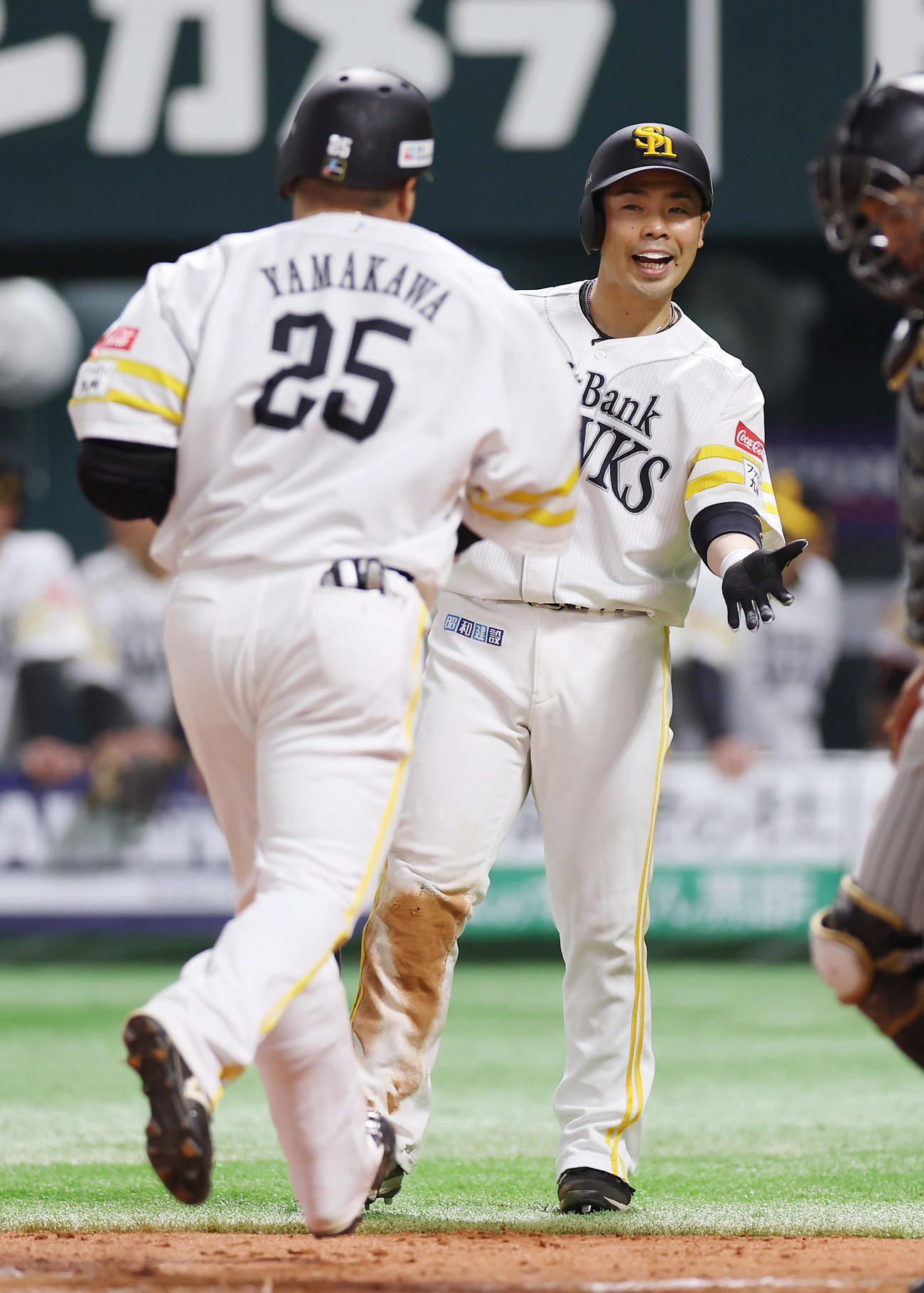 ソフトバンク対阪神　3回裏ソフトバンク2死一塁、2点本塁打を放った山川（左）を迎える近藤（撮影・前田充）