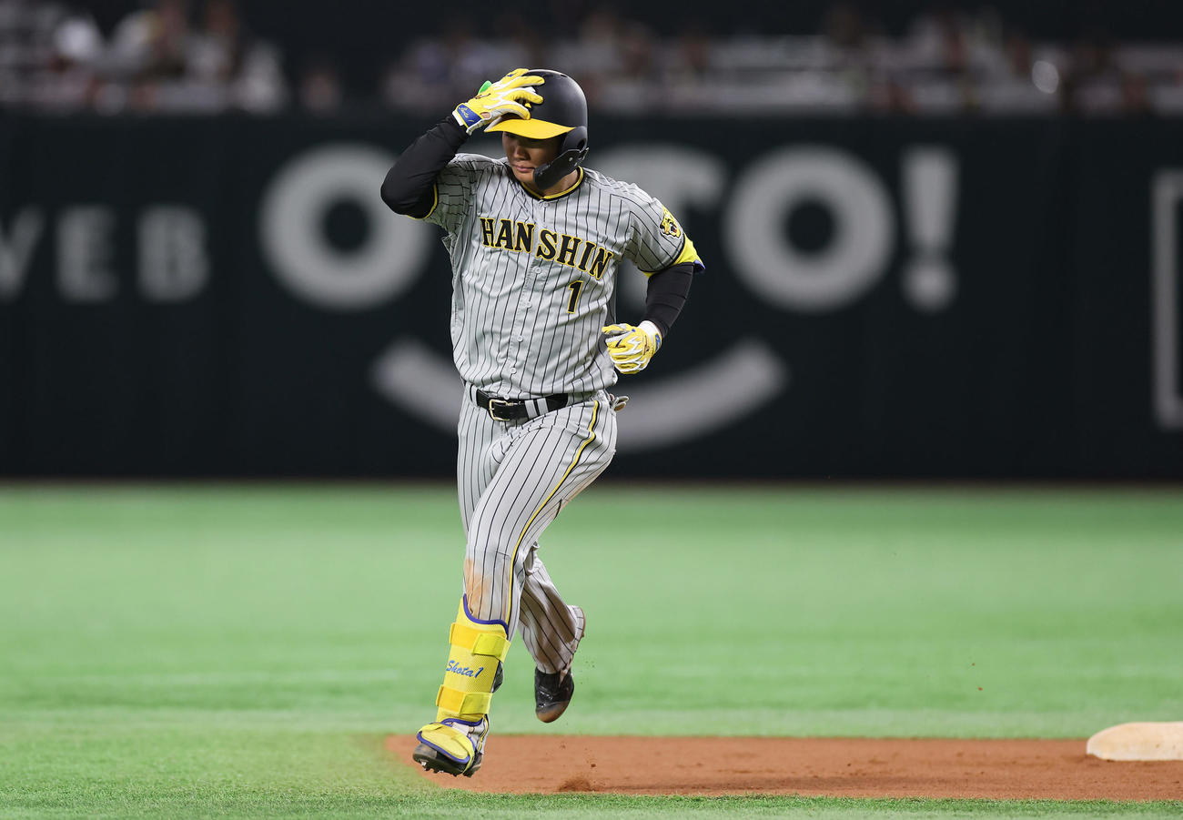 ソフトバンク対阪神　6回表阪神2死一、三塁、左越え3点本塁打を放ちダイヤモンドをまわる森下（撮影・前田充）
