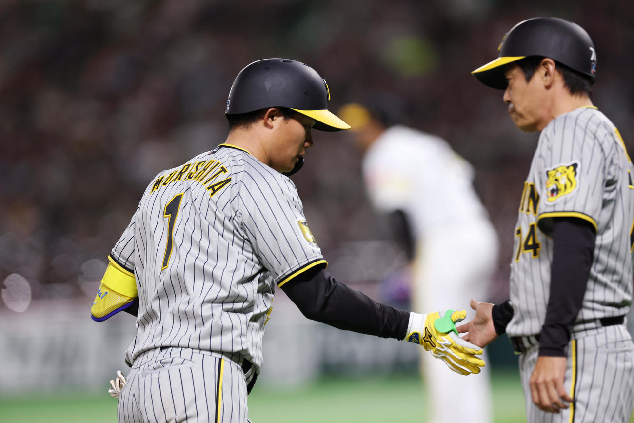 ソフトバンク対阪神　6回表阪神2死一、三塁、左越え3点本塁打を放ち藤本コーチ（右）とタッチを交わす森下（撮影・前田充）