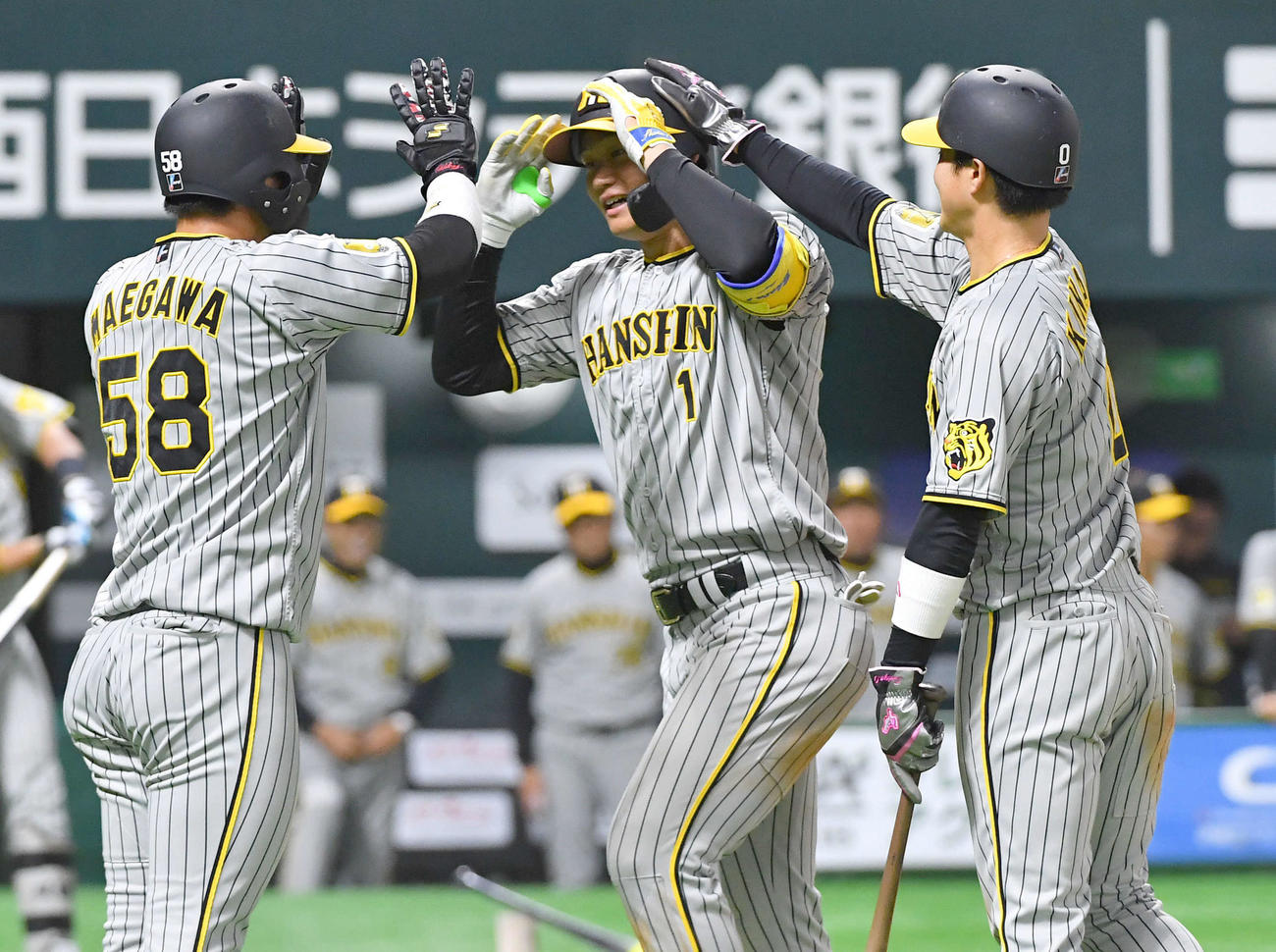 ソフトバンク対阪神　6回表阪神2死一、三塁、左越え3点本塁打を放った森下（中央）は、前川（左）、木浪から手荒く迎えられる（撮影・岩下翔太）