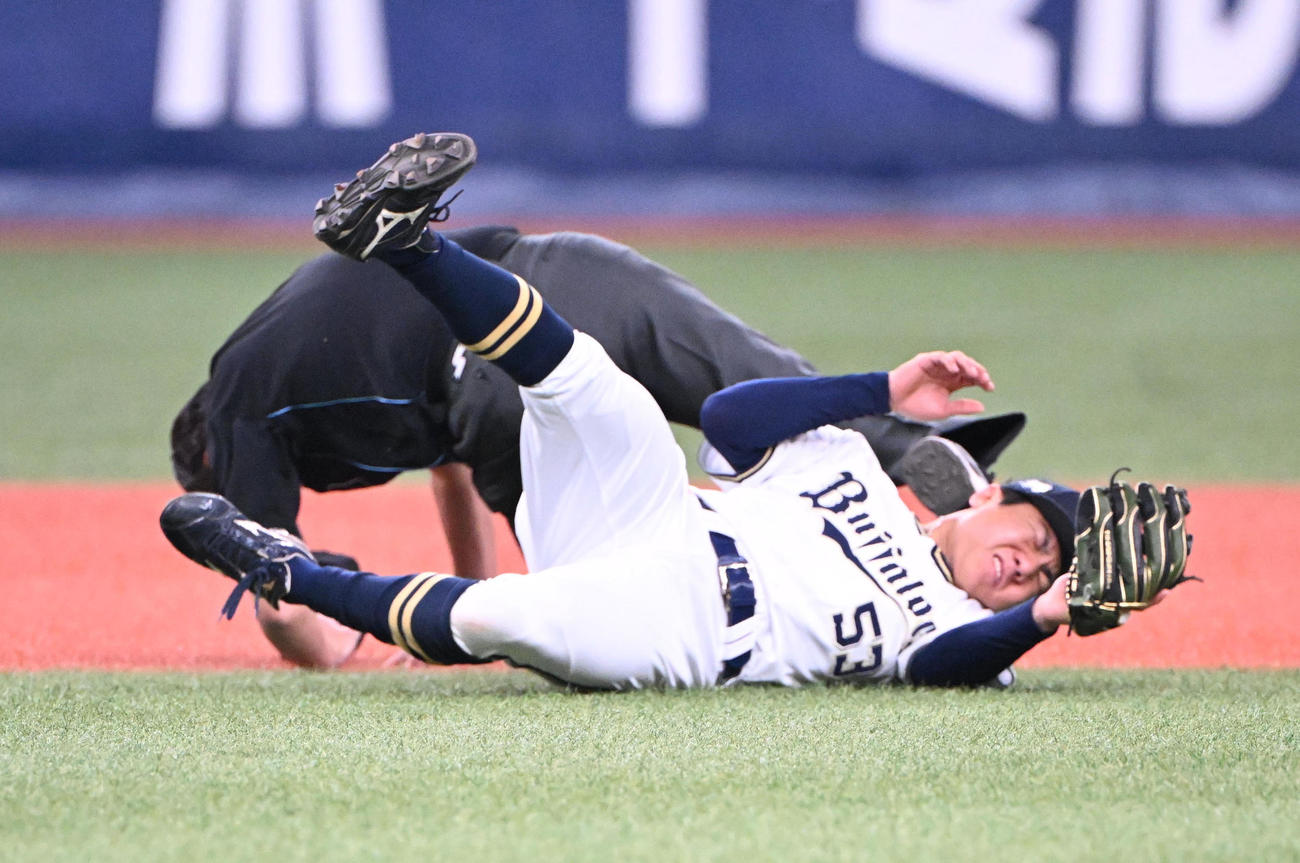 オリックス対DeNA 8回表DeNA無死一塁、勝又の打球を追った遊撃手宜保と二塁白井塁審が接触し両者転倒する（2024年3月3日撮影）