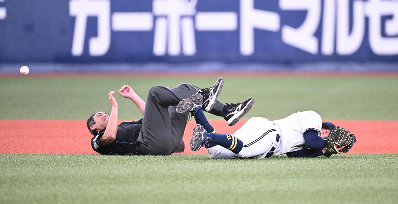 オリックス対DeNA 8回表DeNA無死一塁、勝又の打球を追った遊撃手宜保と二塁白井塁審が接触し両者転倒する（2024年3月3日撮影）