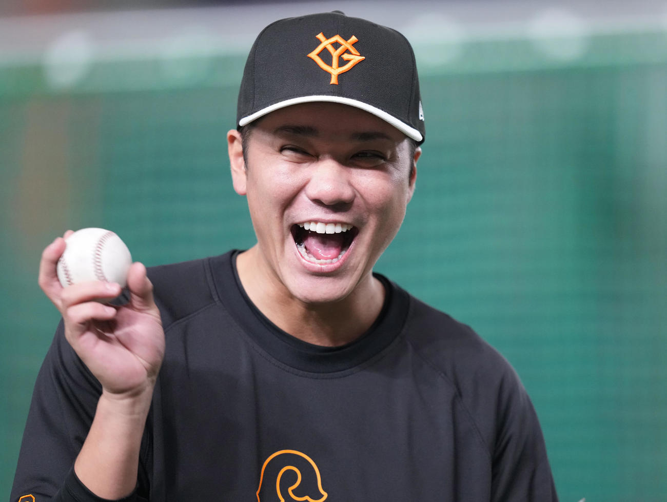 巨人対ロッテ　試合前練習で爆笑する巨人坂本（撮影・鈴木みどり）