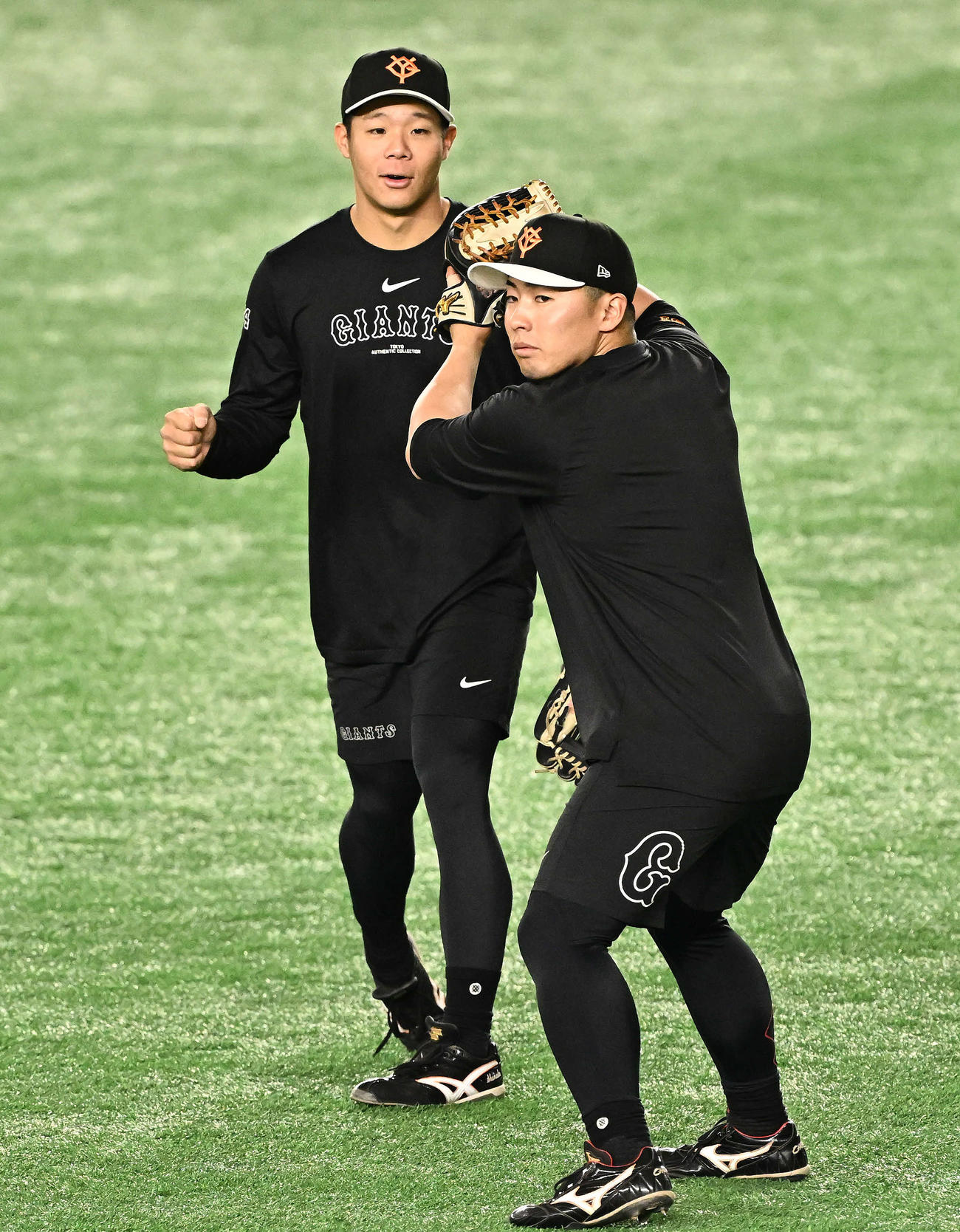 巨人対ロッテ　試合前練習で打撃について話す巨人佐々木（左）と浅野（撮影・滝沢徹郎）