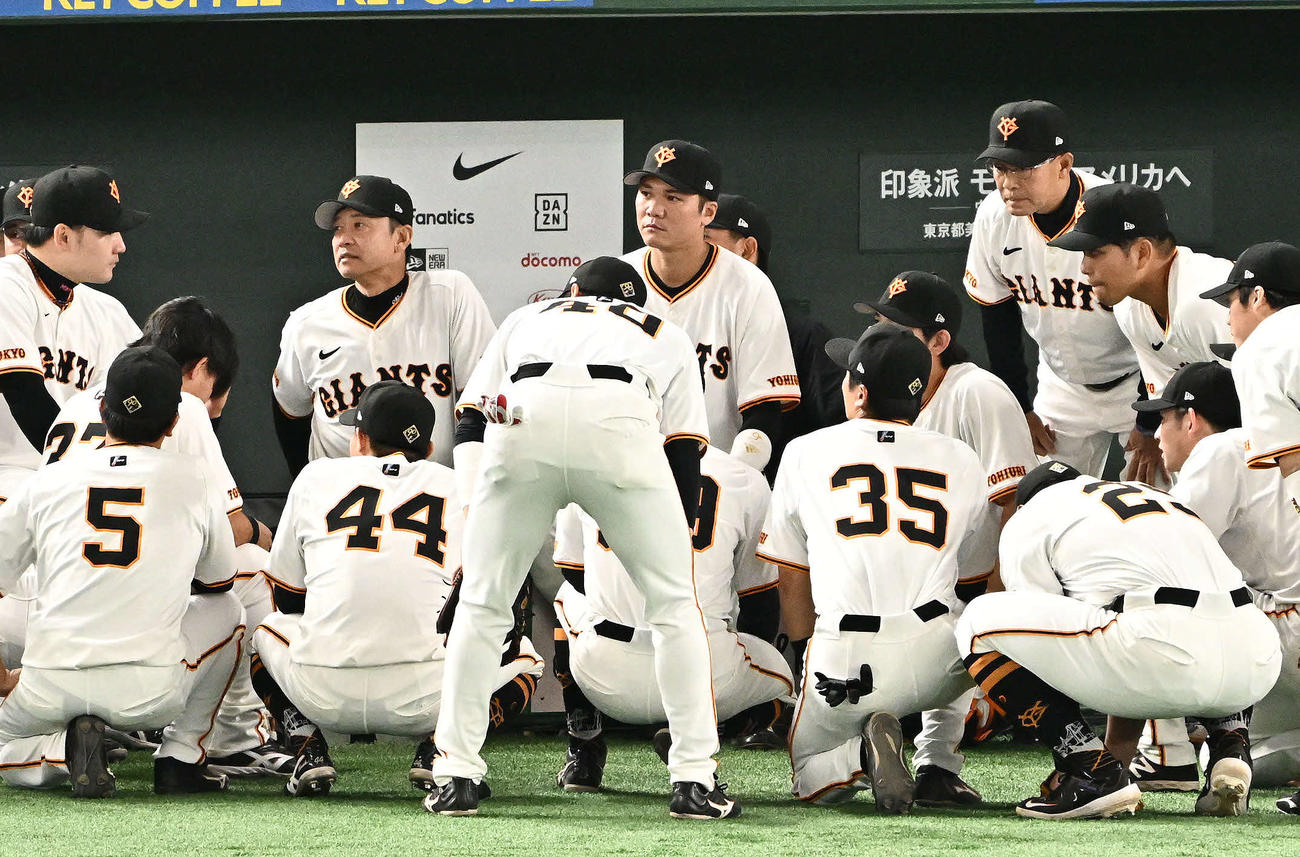 巨人対ロッテ　試合前に円陣を組む巨人坂本（中央）ら選手たち（撮影・滝沢徹郎）