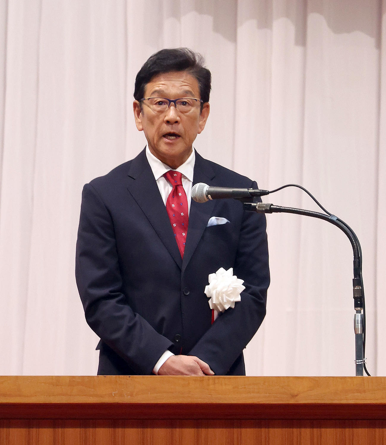 北海学園大の卒業式で祝辞を述べる日本ハム栗山CBO（撮影・佐藤翔太）