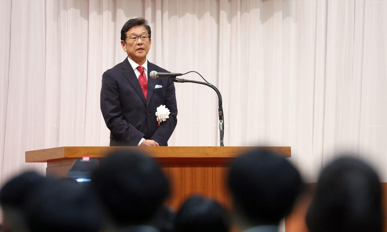 北海学園大の卒業式で祝辞を述べる日本ハム栗山CBO（撮影・佐藤翔太）