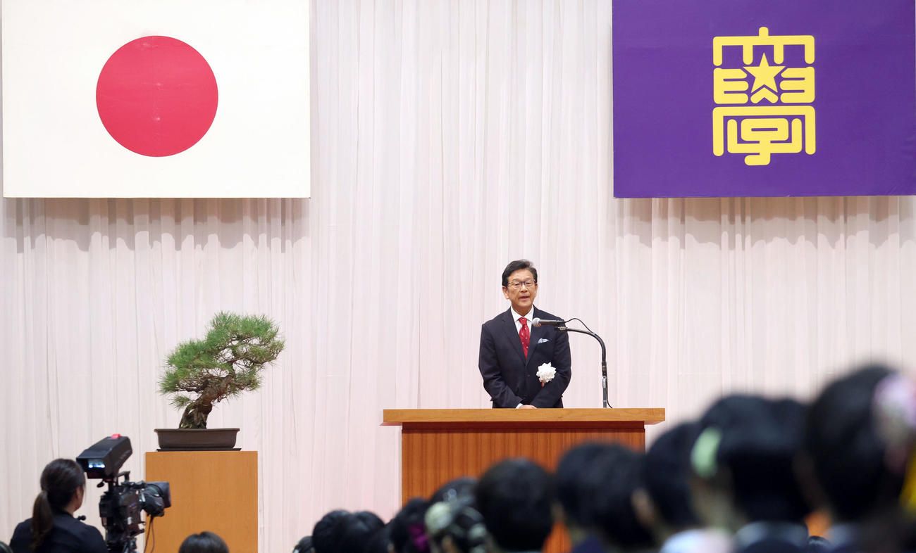 北海学園大の卒業式で祝辞を述べる日本ハム栗山CBO（撮影・佐藤翔太）