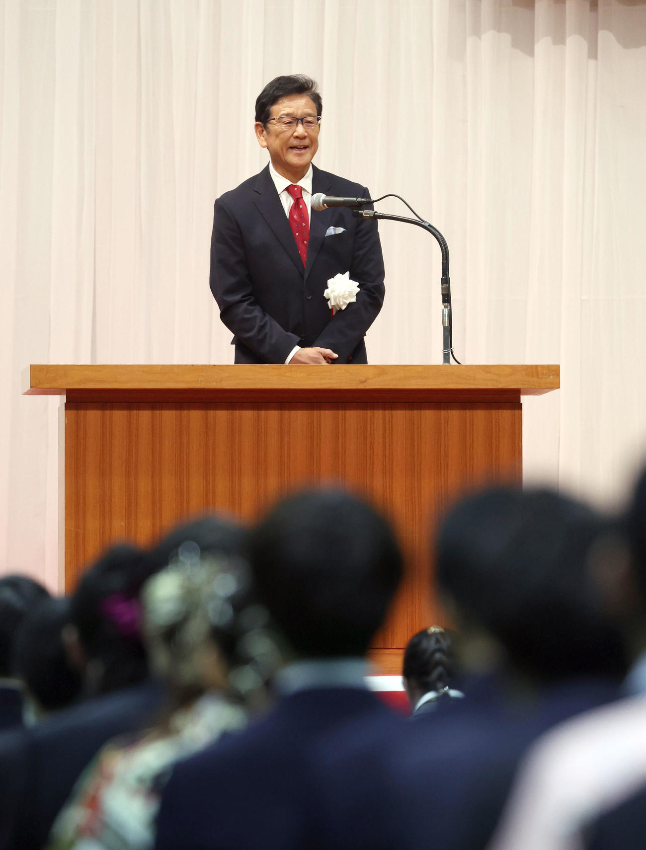 北海学園大の卒業式で祝辞を述べる日本ハム栗山CBO（撮影・佐藤翔太）