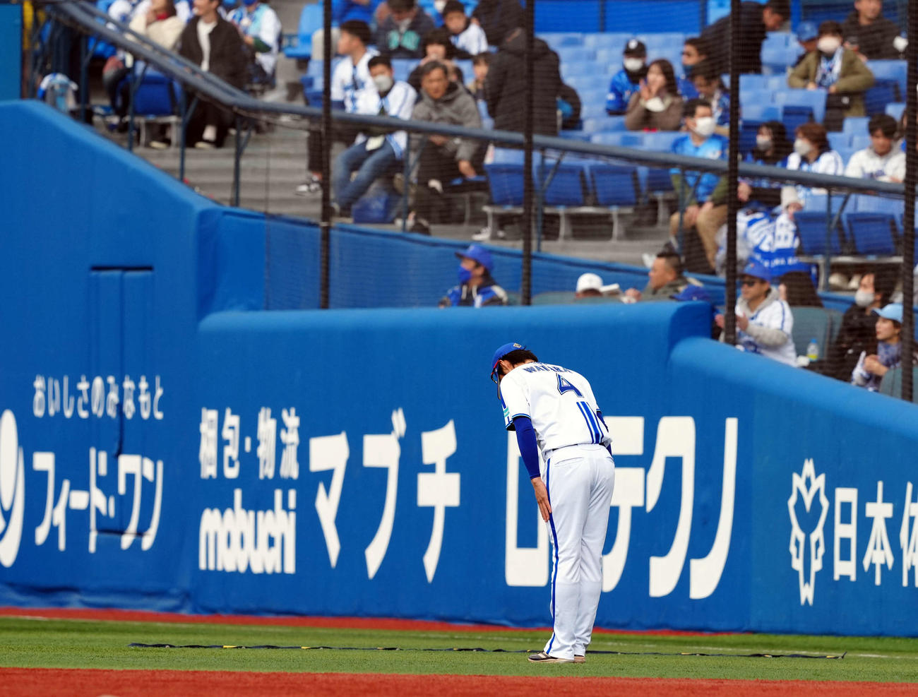 DeNA対オリックス　自分の応援歌のお披露目に頭を下げるDeNA度会（撮影・たえ見朱実）