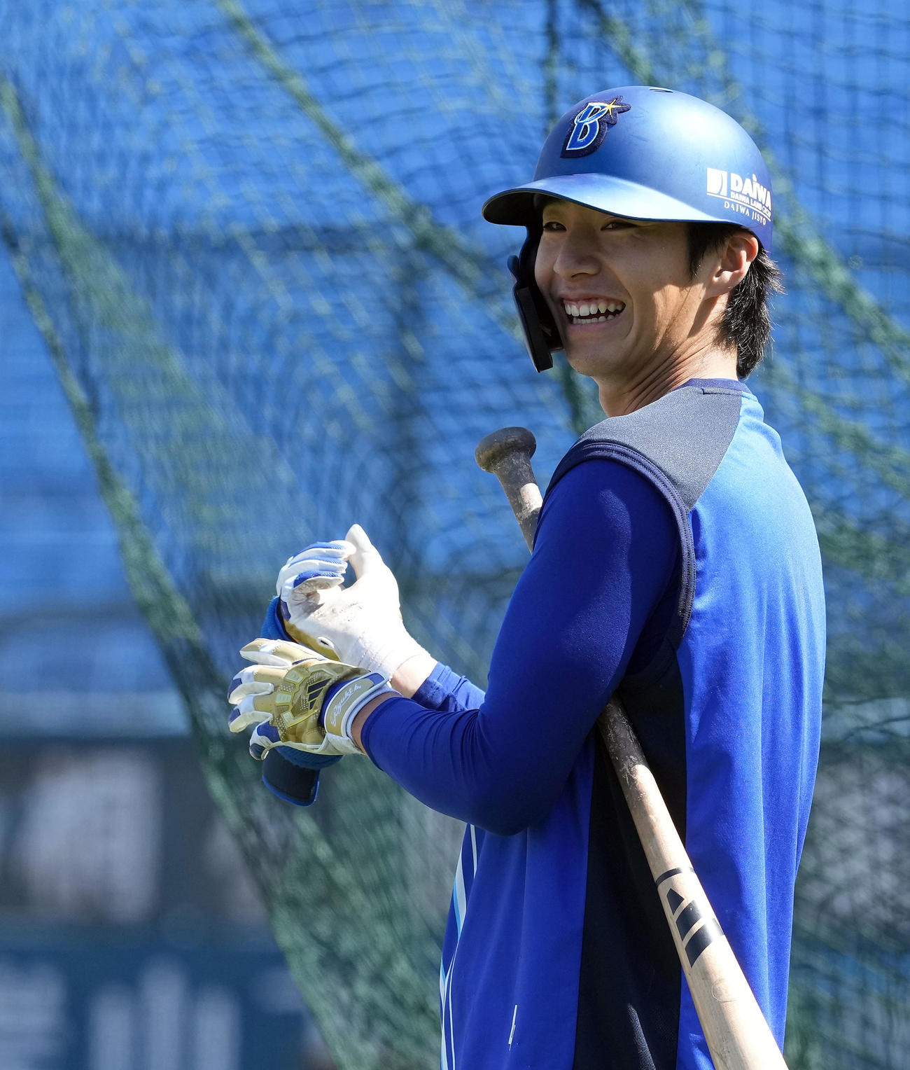 DeNA対オリックス　練習中、笑顔を見せるDeNA度会（撮影・たえ見朱実）