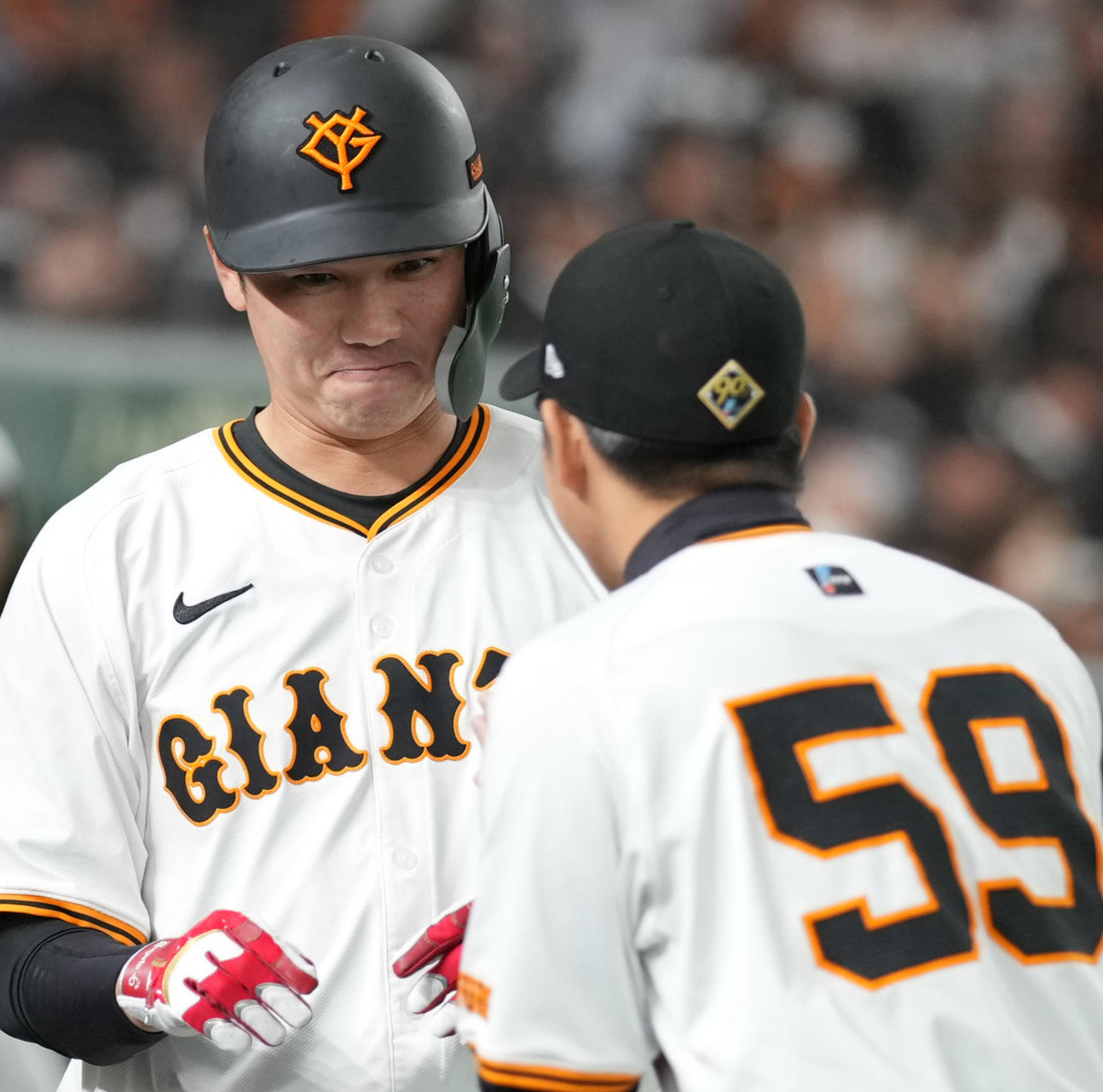 巨人対ロッテ　2回裏巨人無死、先制の左越えソロ本塁打を放った坂本勇人はベンチ前で笑顔（撮影・鈴木みどり）