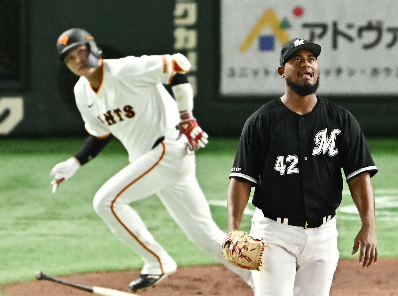 巨人対ロッテ　2回裏巨人無死、坂本（後方）に先制ソロ本塁打を許すメルセデス（撮影・滝沢徹郎）