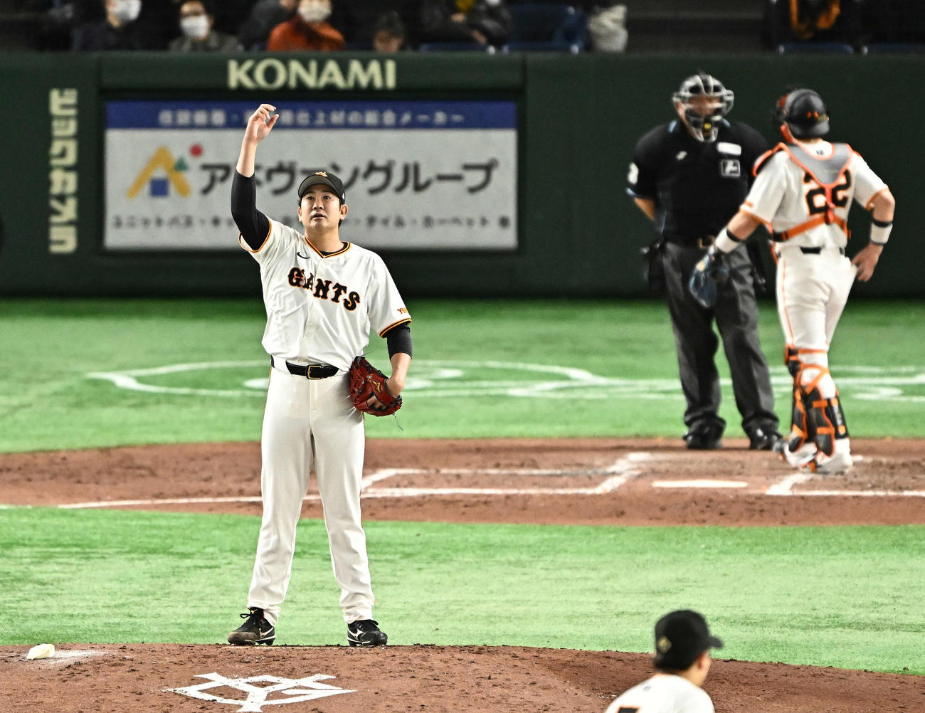 巨人対ロッテ　5回表、巨人2番手で登板する菅野（撮影・滝沢徹郎）