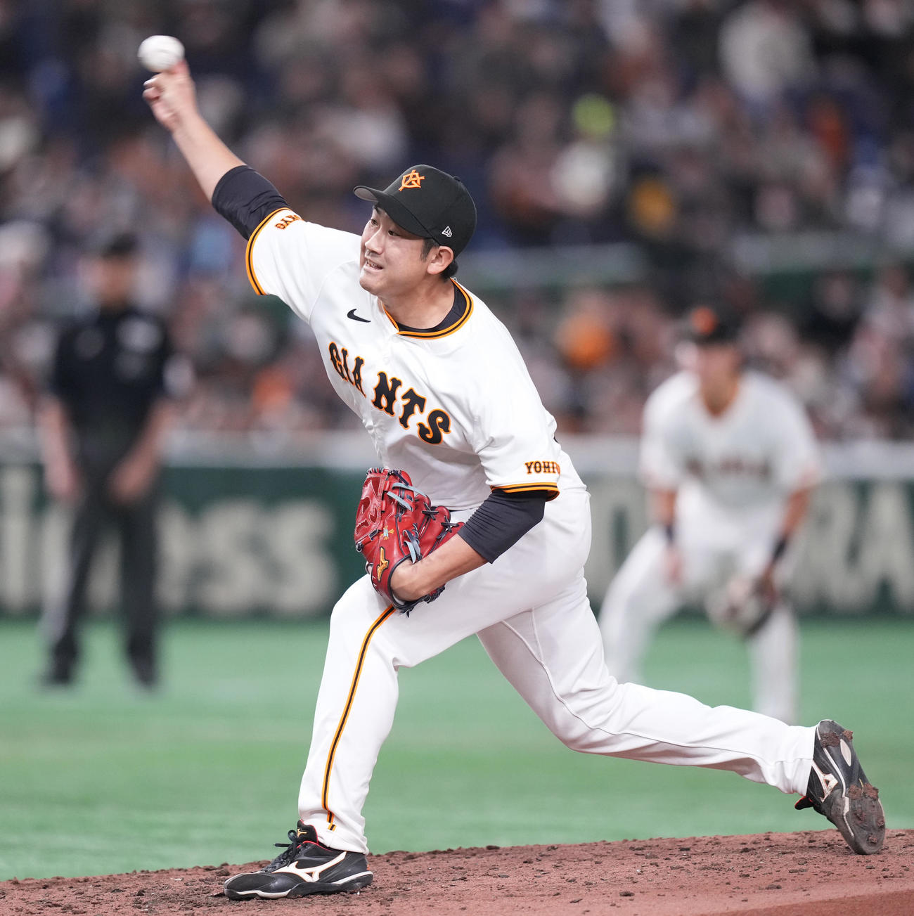 巨人対ロッテ　5回表から2番手で登板した巨人菅野（撮影・鈴木みどり）