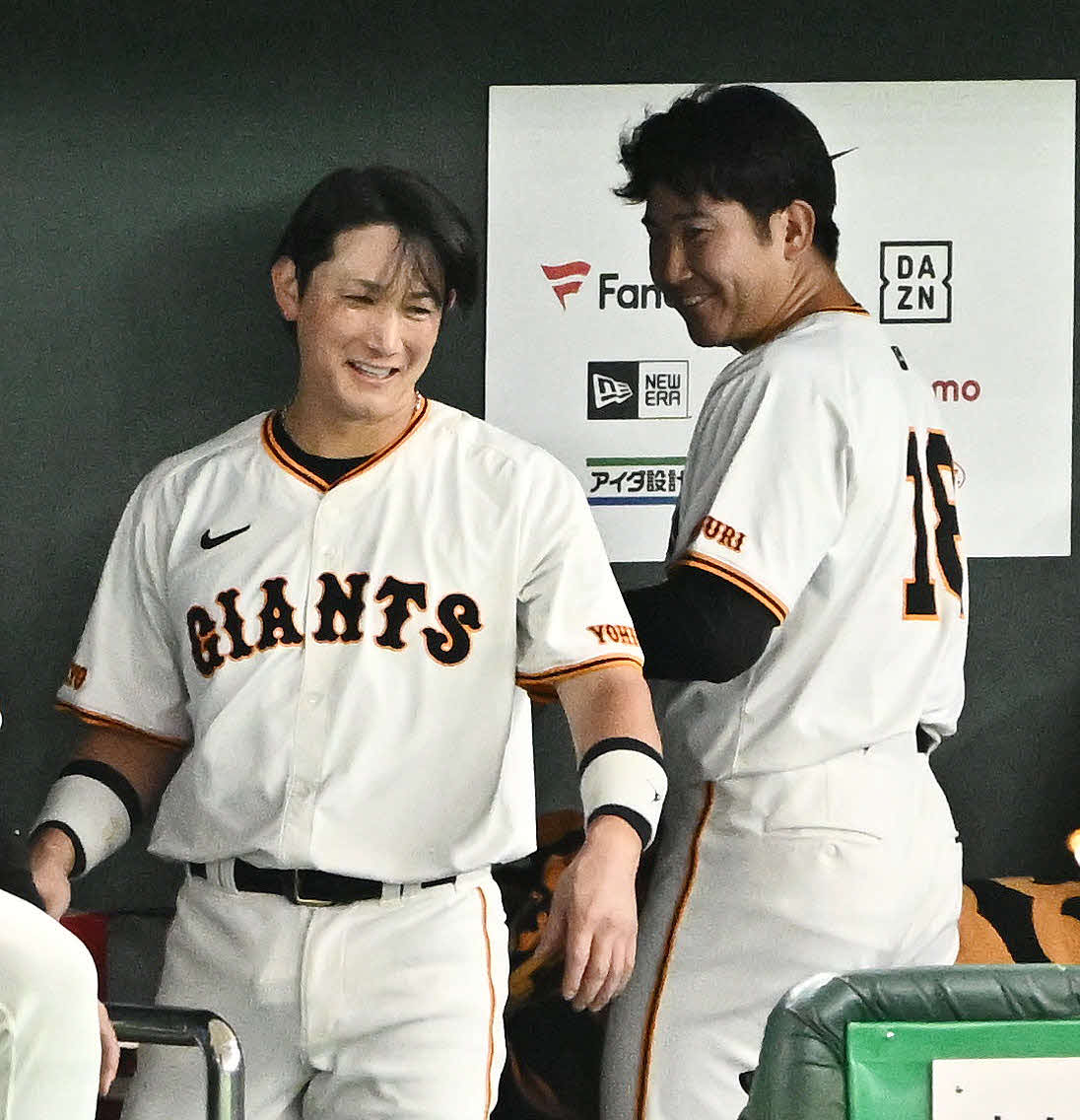 巨人対ロッテ　7回表を投げ終えた巨人2番手の菅野（右）はベンチへ戻り捕手小林と話す（撮影・滝沢徹郎）