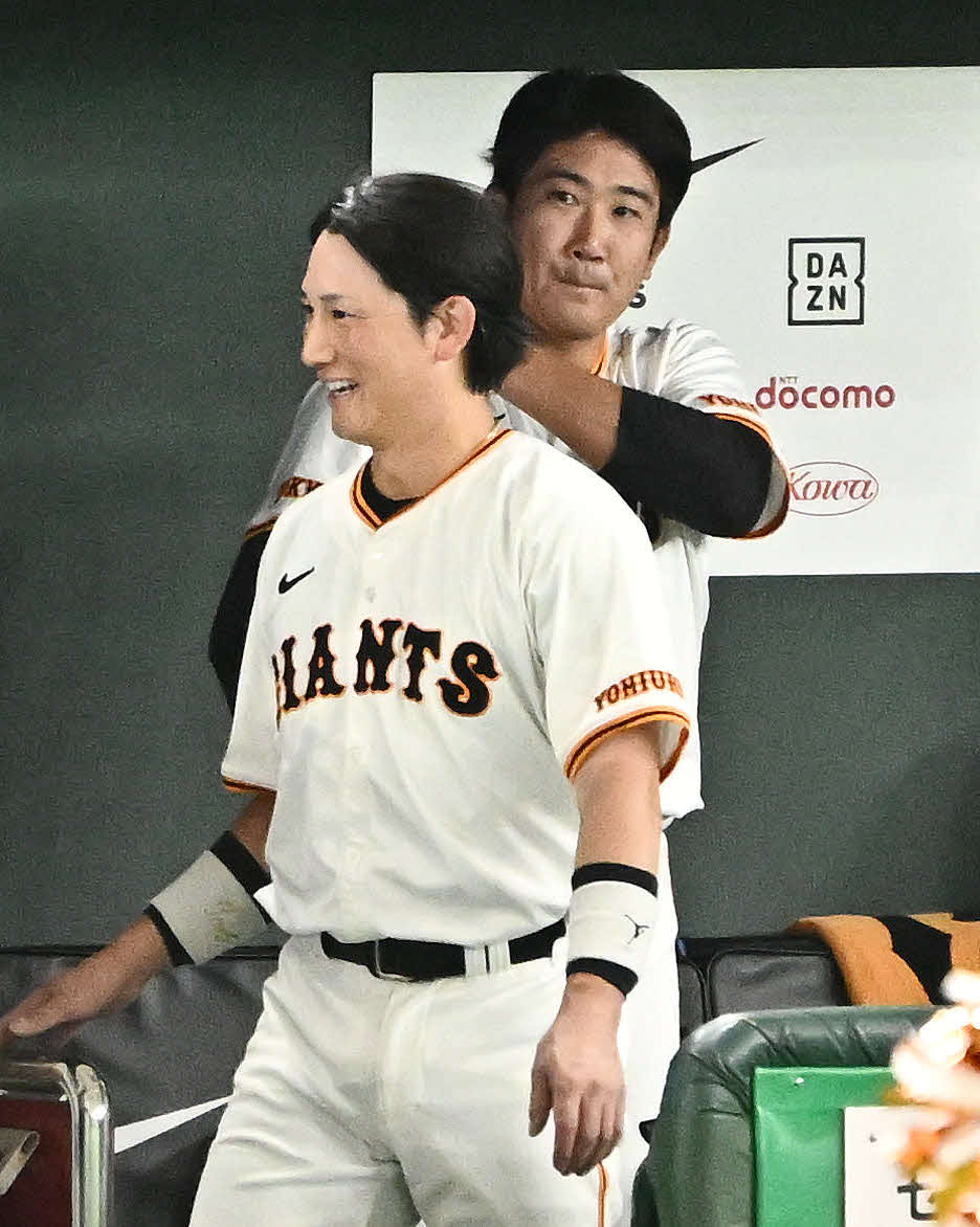 巨人対ロッテ　7回表を投げ終えた巨人2番手の菅野（右）はベンチへ戻り捕手小林と話す（撮影・滝沢徹郎）