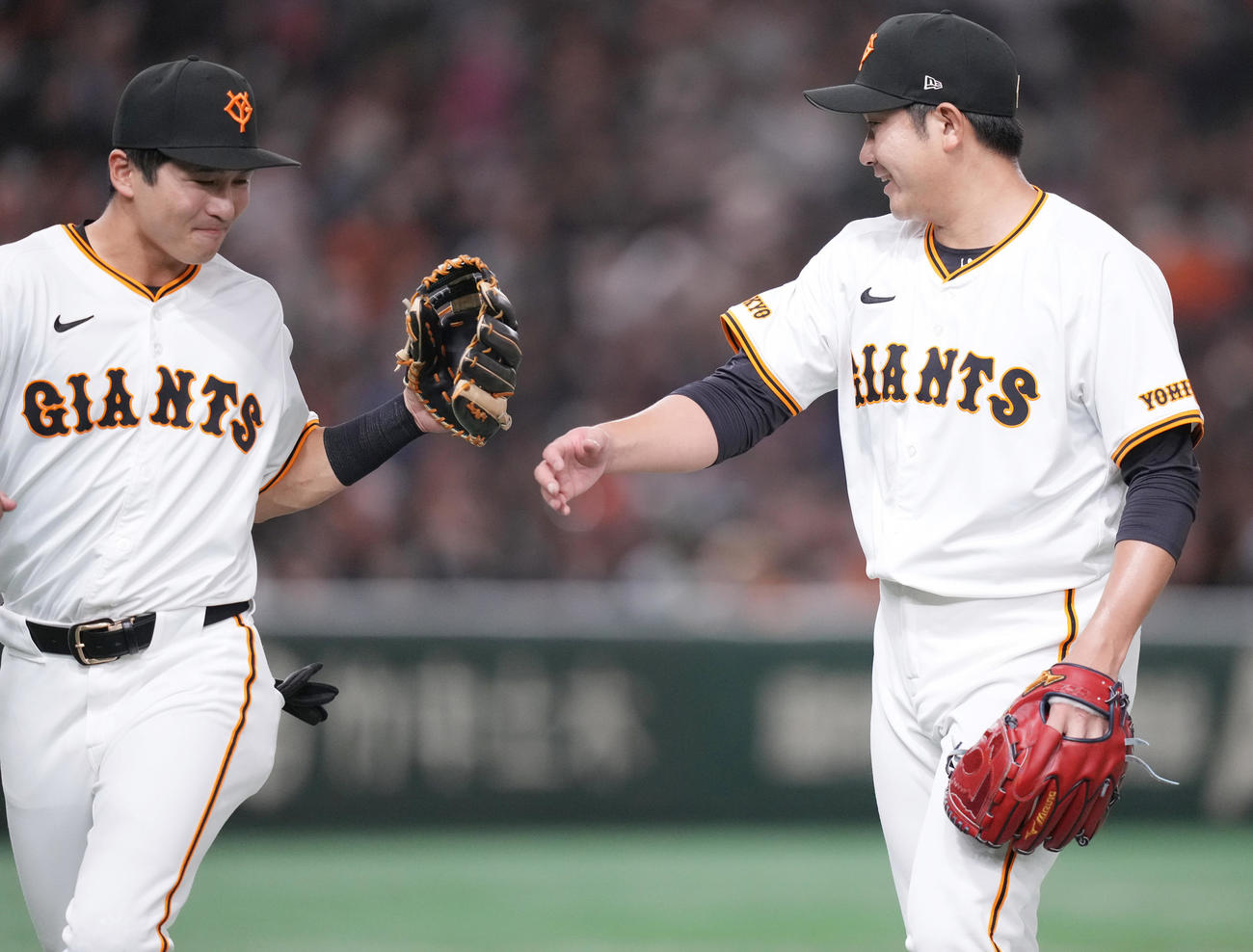 巨人対ロッテ　8回表を終え、笑顔で泉口（左）を迎える巨人菅野（撮影・鈴木みどり）