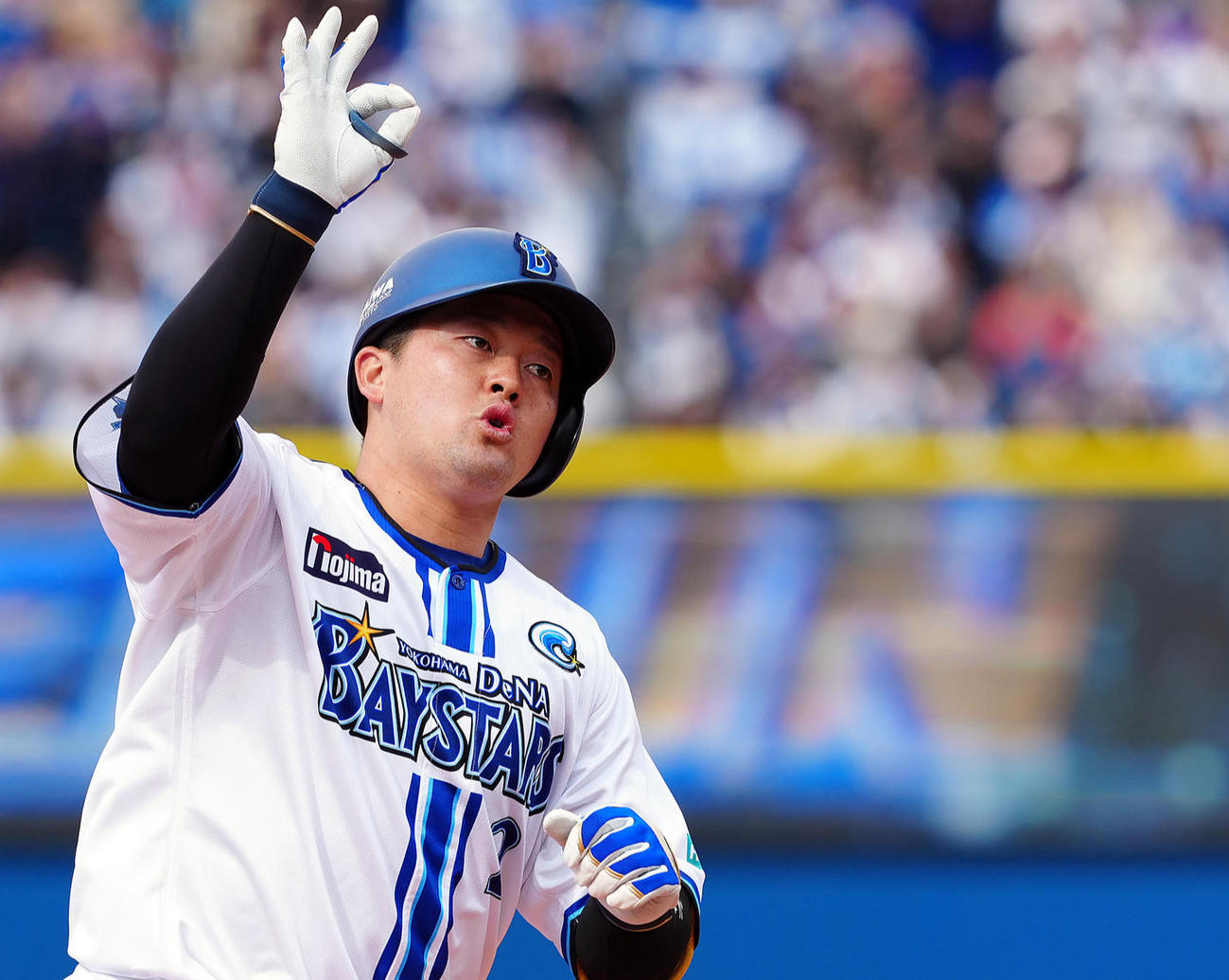 DeNA対オリックス　4回裏DeNA2死三塁、左越えに2点本塁打を放ちポーズを決める牧秀悟（撮影・たえ見朱実）