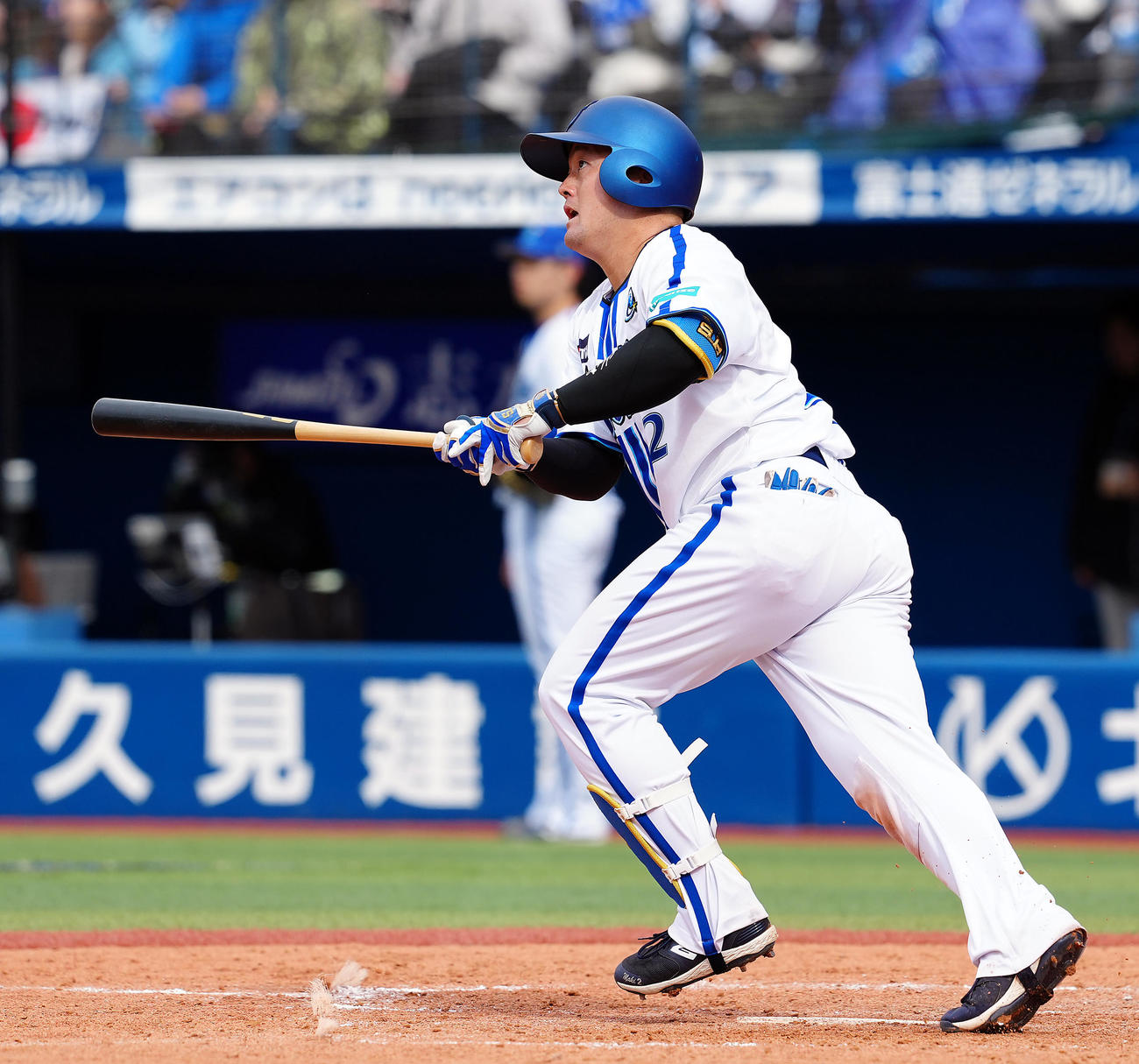 DeNA対オリックス　4回裏DeNA2死三塁、左越えに2点本塁打を放つ牧（撮影・たえ見朱実）