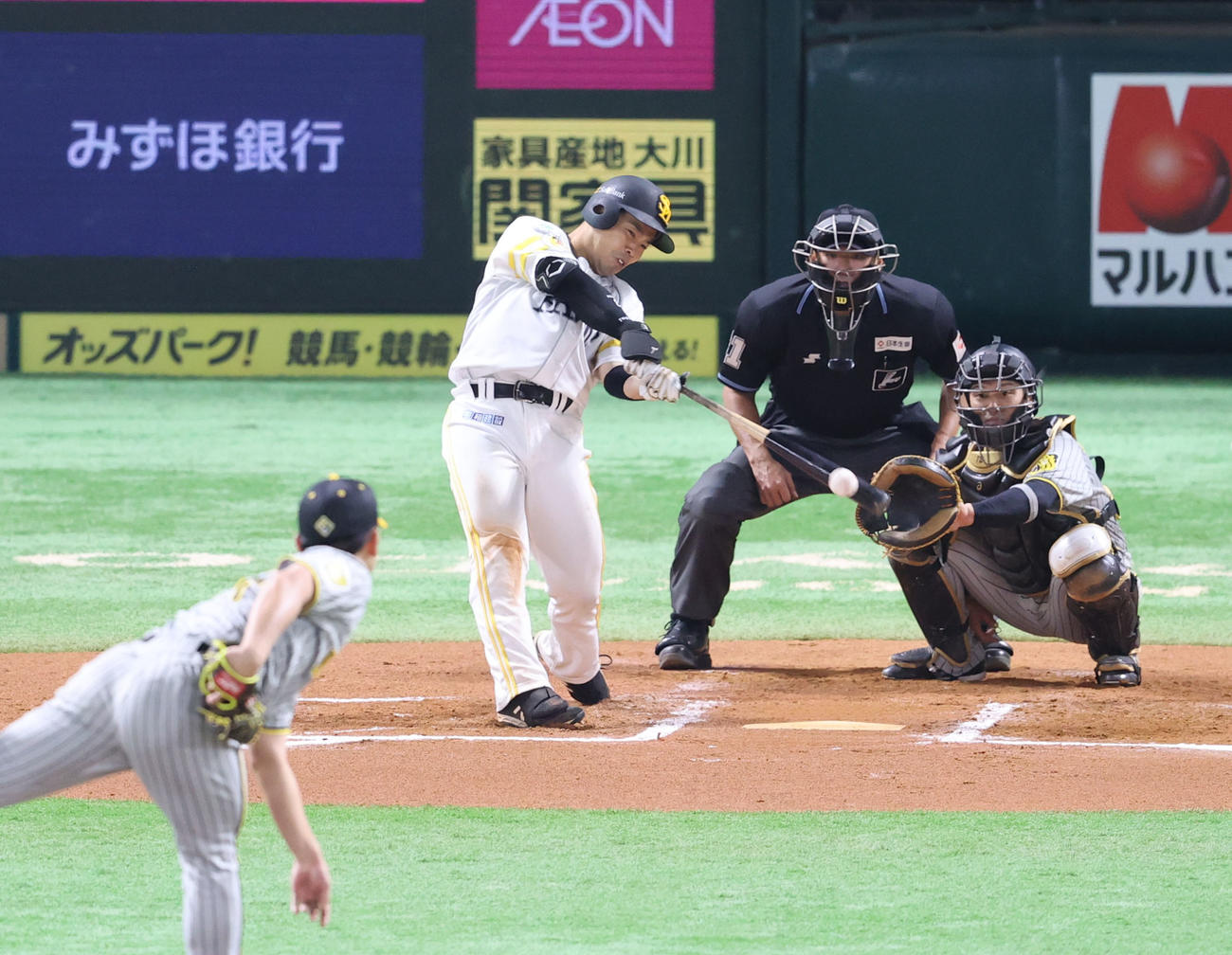 ソフトバンク対阪神　6回裏ソフトバンク無死、近藤は中越え二塁打を放つ（撮影・梅根麻紀）