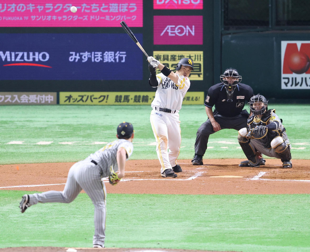 ソフトバンク対阪神　6回裏ソフトバンク無死、近藤は中越え二塁打を放つ（撮影・梅根麻紀）