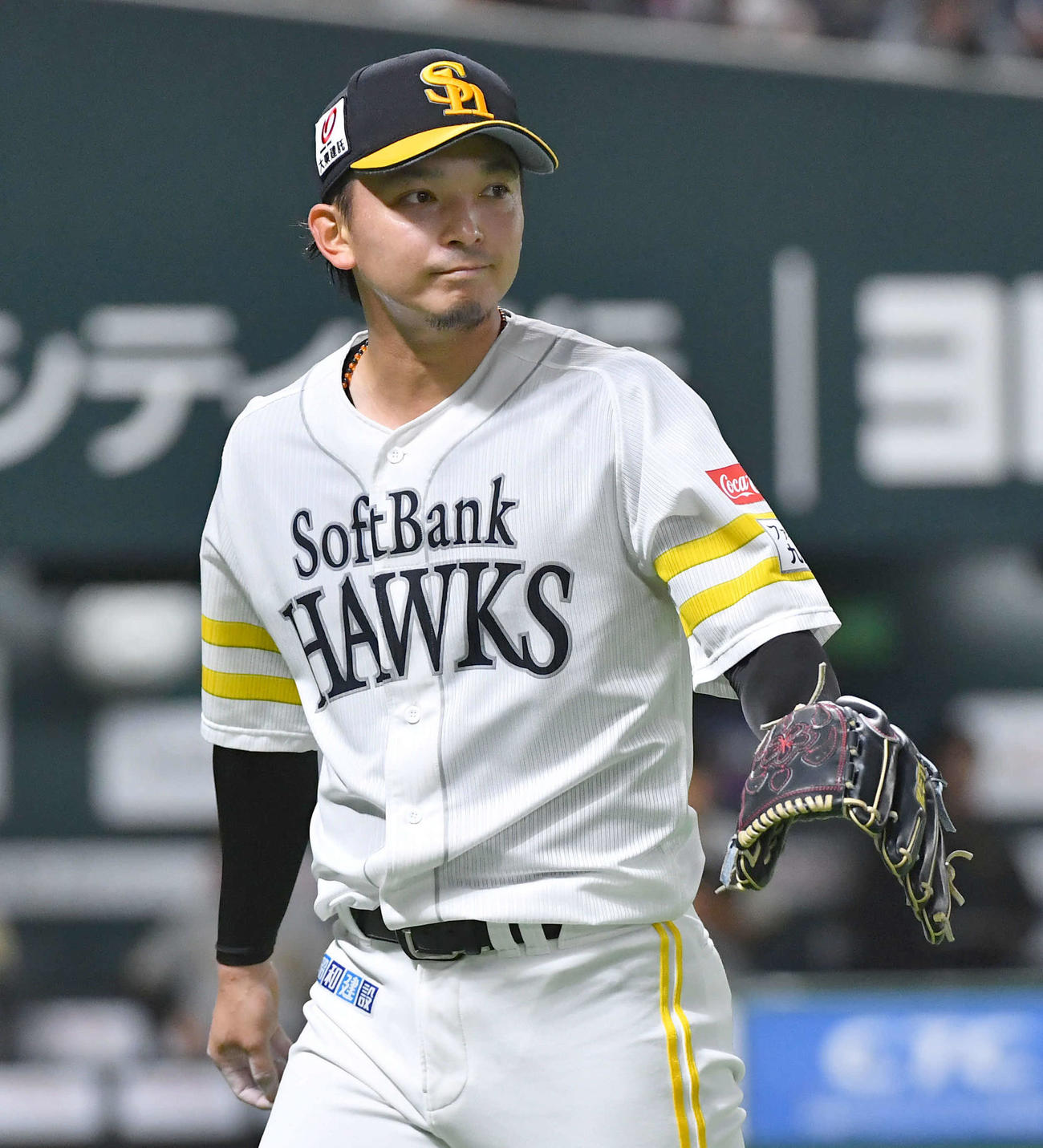 ソフトバンク対阪神　1回表を3者凡退に抑えてベンチへ戻る東浜（撮影・岩下翔太）