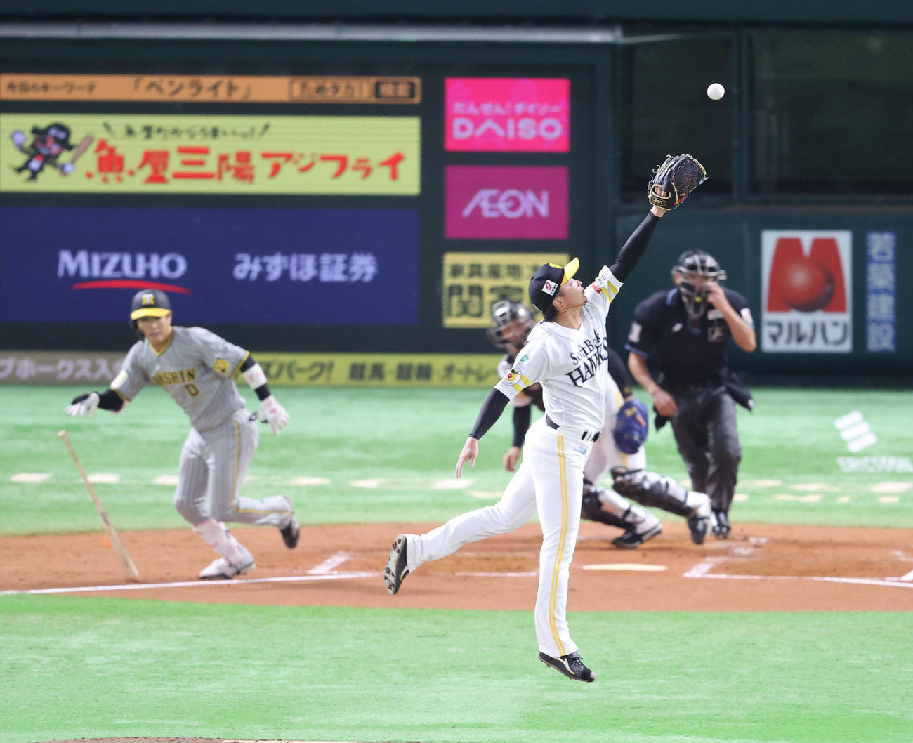 ソフトバンク対阪神　3回表阪神1死、木浪の打球に飛びつく東浜、遊ゴロとなる（撮影・梅根麻紀）