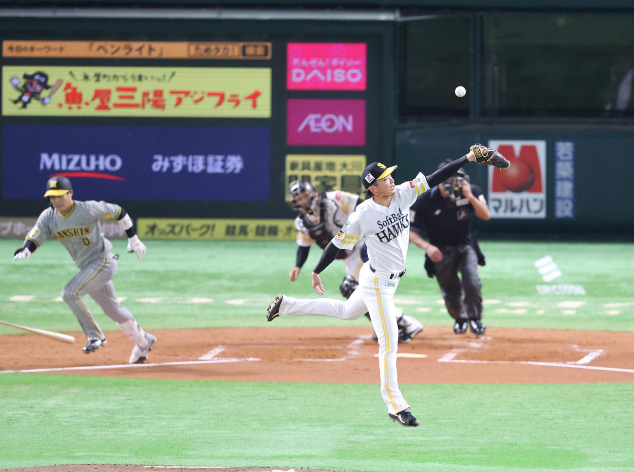 ソフトバンク対阪神　3回表阪神1死、木浪の打球に飛びつく東浜、遊ゴロとなる（撮影・梅根麻紀）