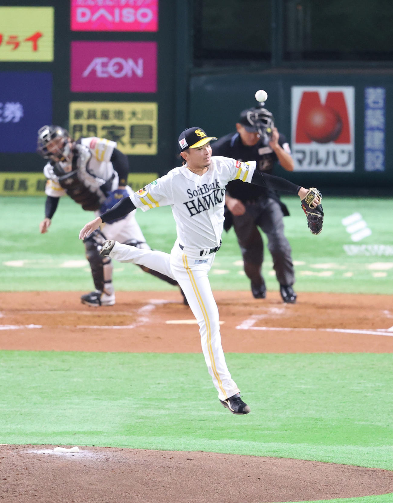 ソフトバンク対阪神　3回表阪神1死、木浪の打球に飛びつく東浜、遊ゴロとなる（撮影・梅根麻紀）