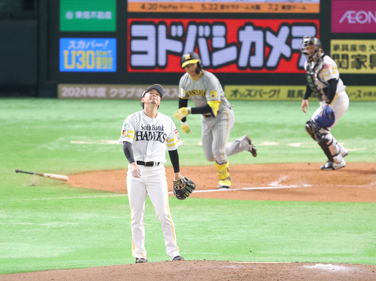 ソフトバンク対阪神　4回表阪神2死、東浜は森下に中前安打を浴び残念そうな表情（撮影・梅根麻紀）