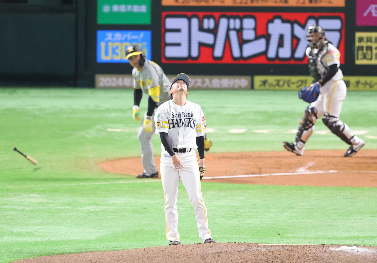 ソフトバンク対阪神　4回表阪神2死、東浜は森下に中前安打を浴び残念そうな表情（撮影・梅根麻紀）
