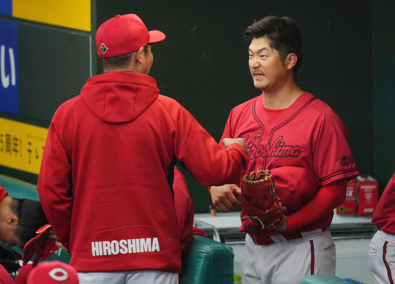 西武対広島　5回裏の登板を終えた広島岡田（右）は新井監督とベンチで言葉を交わす（撮影・垰建太）