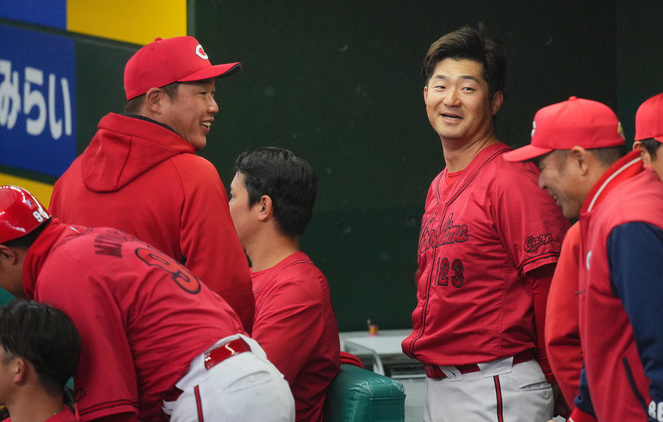 西武対広島　5回裏の登板を終えた広島岡田（右）は新井監督（左）とベンチで笑顔を見せる（撮影・垰建太）