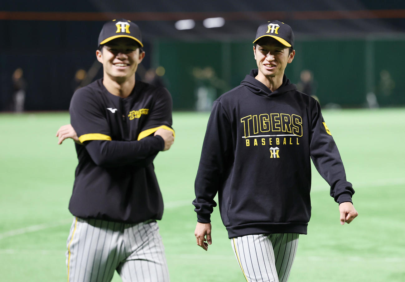 ソフトバンク対阪神　阪神中野と言葉を交わす近本（撮影・前田充）