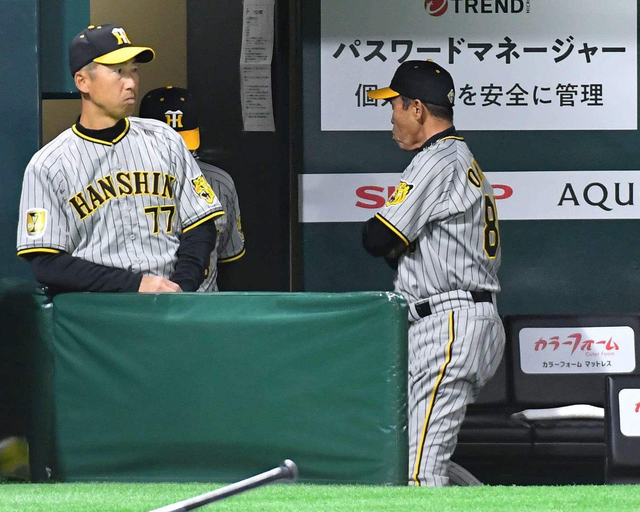 ソフトバンク対阪神　ソフトバンクに敗れ、ベンチを後にする岡田監督（撮影・岩下翔太）