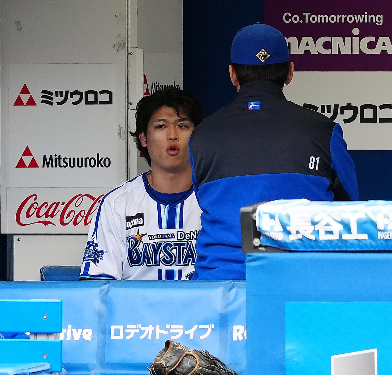 DeNA対オリックス　5回2失点と好投したDeNA小園（左）は三浦監督と話をする（撮影・たえ見朱実）