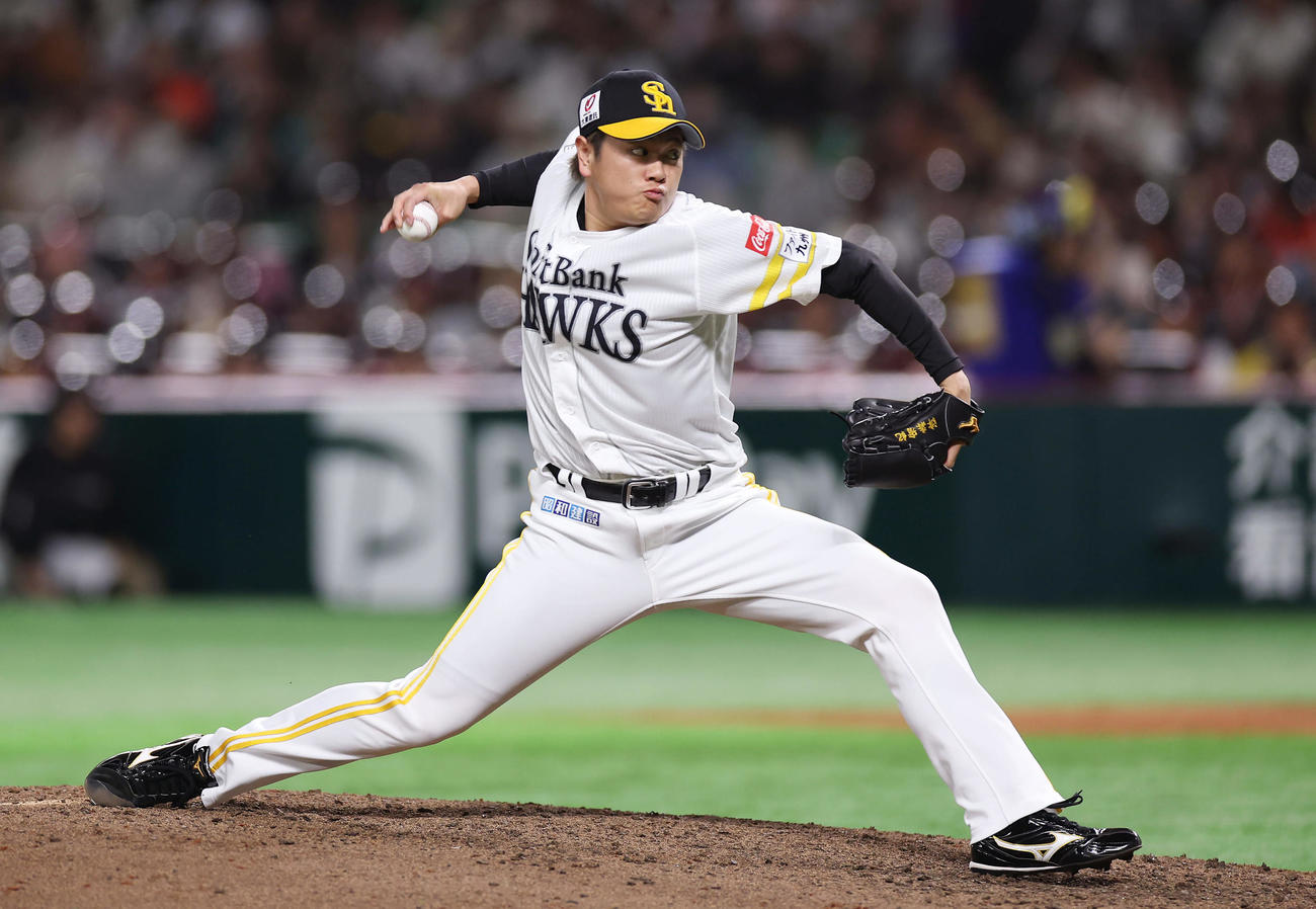 ソフトバンク対阪神　力投するソフトバンク4番手の津森（撮影・前田充）