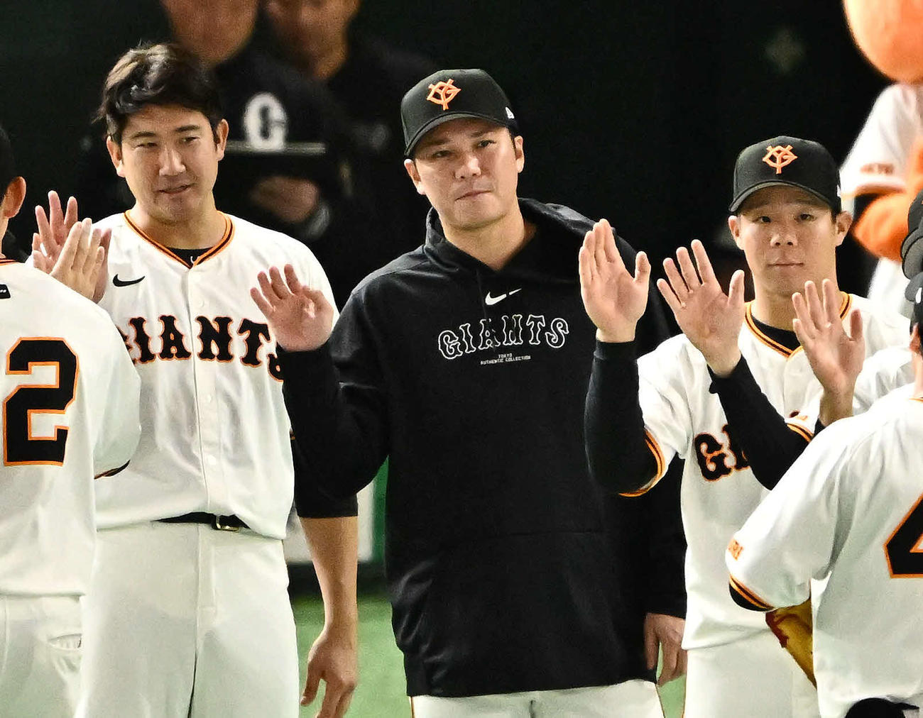 巨人対ロッテ　試合後、チームメートとタッチをかわす巨人の、菅野（左）、坂本（中央）、佐々木（撮影・滝沢徹郎）
