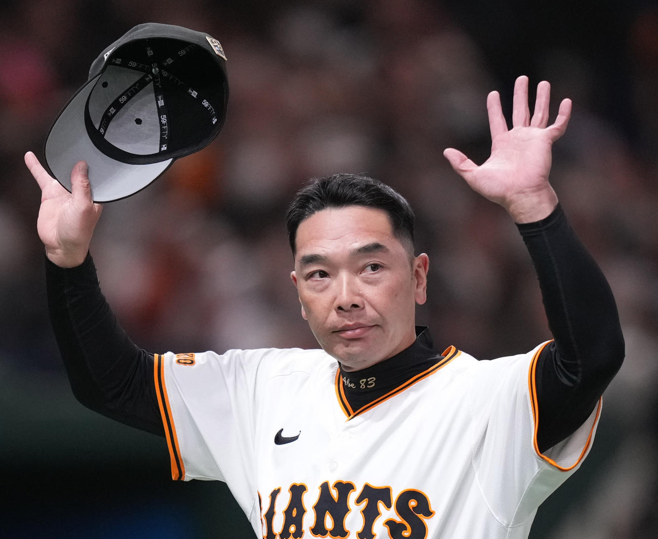 巨人対ロッテ　ロッテに勝利し、ファンの声援に応える巨人阿部監督（撮影・鈴木みどり）
